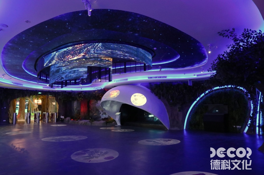 文化展館設(shè)計(jì)中，如何利用展示區(qū)域的燈光和音效來創(chuàng)造戲劇性的展覽效果？